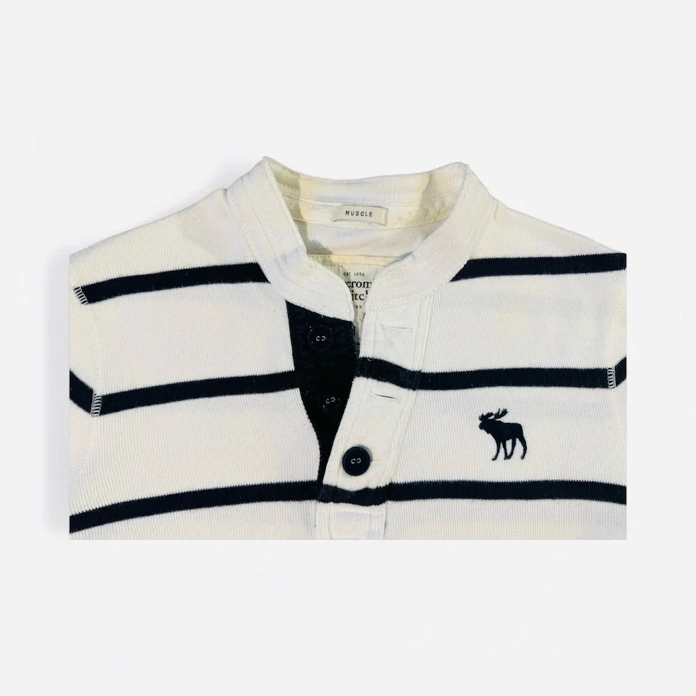 Men’s Abercrombie & Fitch White and Navy Striped Henley Shirt - Picture 3 of 6